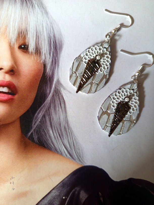 Boucles d'oreilles réalisées avec cuir et éléments de récupération, pour oreilles percées