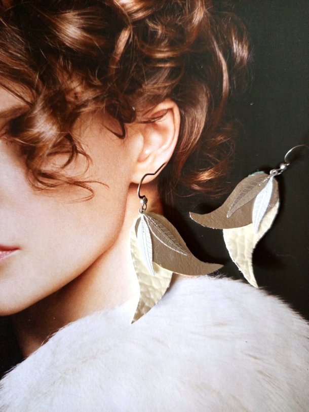 Boucles d'oreilles réalisées avec cuir et éléments de récupération, pour oreilles percées