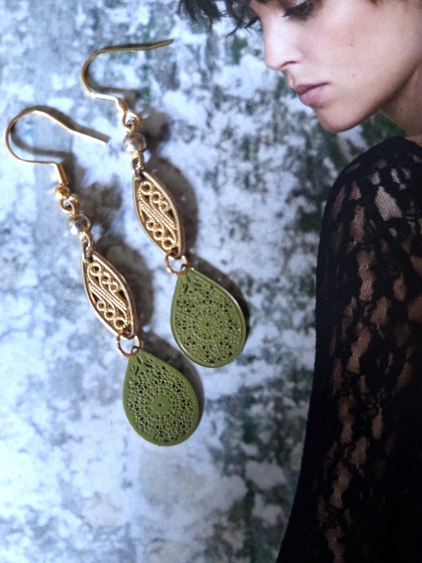 Boucles d'oreilles réalisées avec éléments de récupération, pour oreilles percées