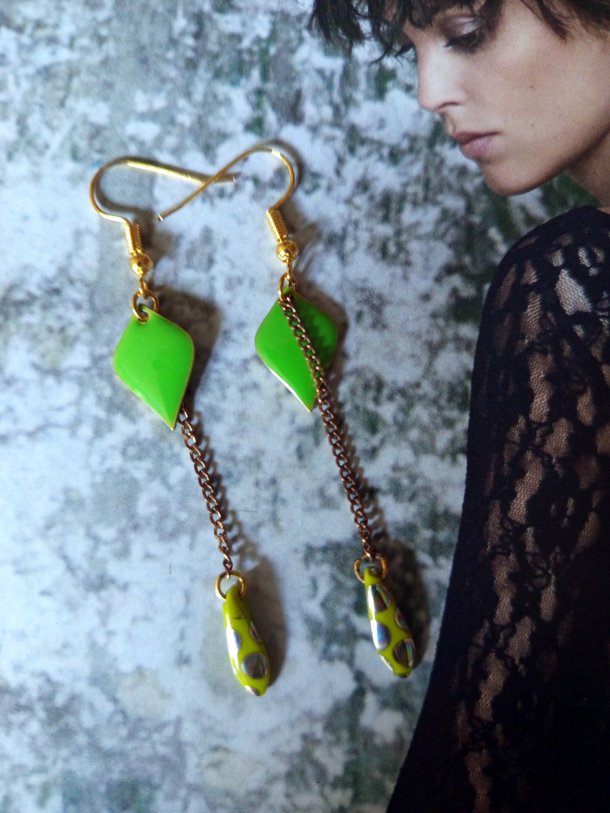 Boucles d'oreilles réalisées avec éléments de récupération, pour oreilles percées