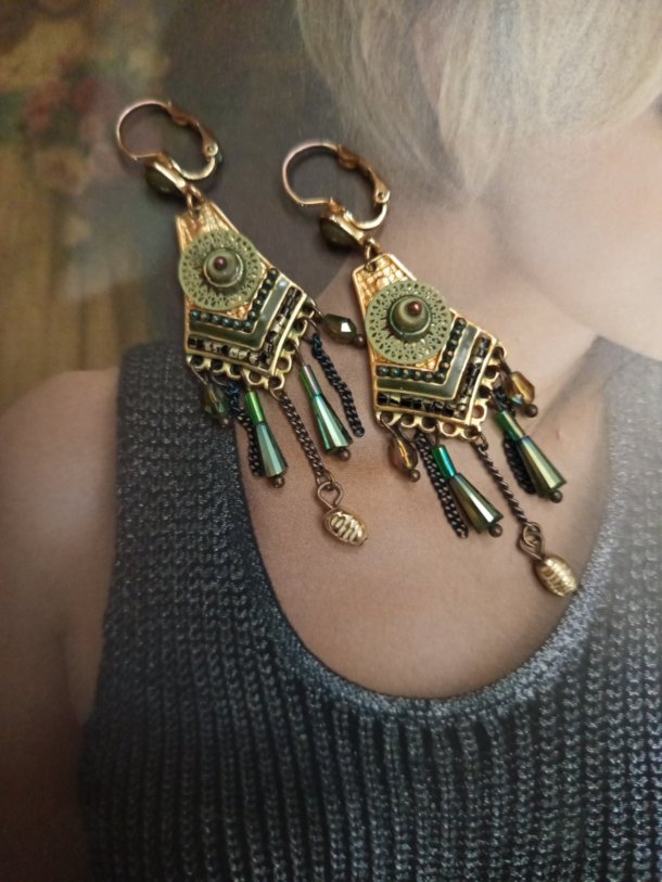 Boucles d'oreilles réalisées avec éléments de récupération, pour oreilles percées