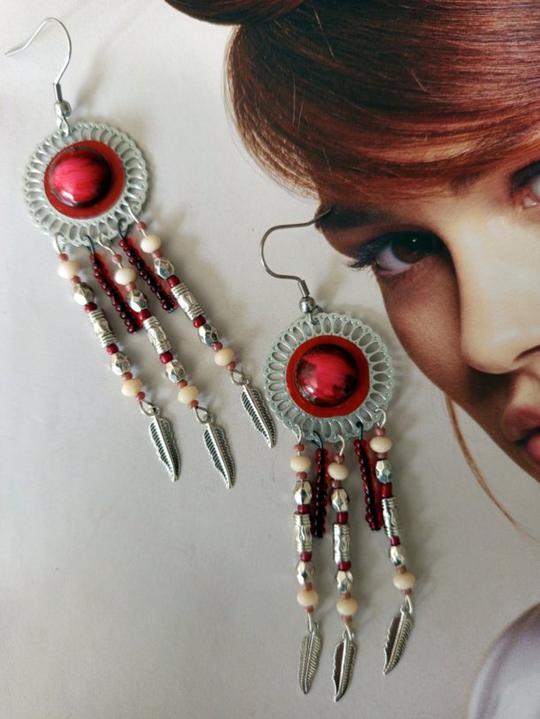 Boucles d'oreilles réalisées avec divers éléments de récupération, pour oreilles percées