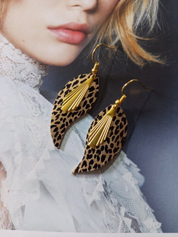 Boucles d'oreilles cuir  r&eacute;alis&eacute;es avec &eacute;l&eacute;ments de r&eacute;cup&eacute;ration, pour oreilles perc&eacute;es