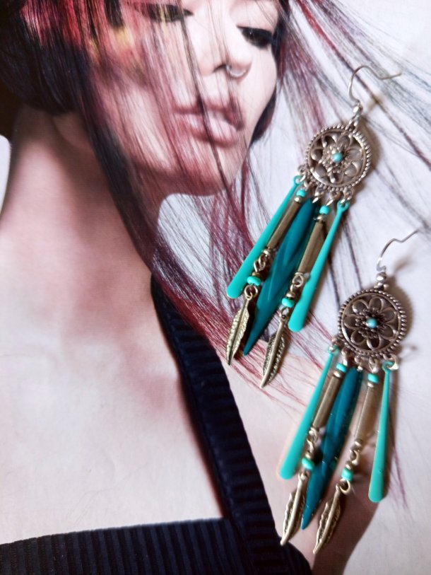 Boucles d'oreilles r&eacute;alis&eacute;es avec &eacute;l&eacute;ments de r&eacute;cup&eacute;ration, pour oreilles perc&eacute;es