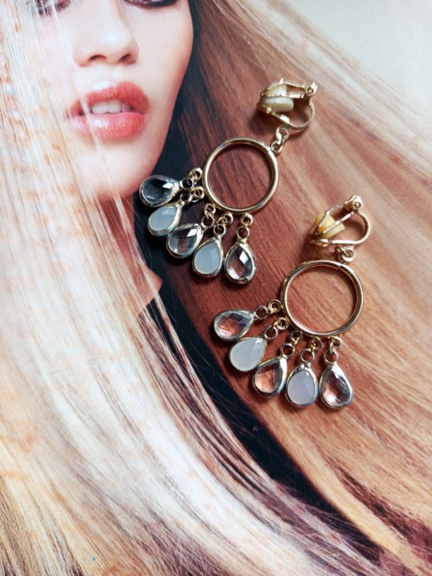Boucles d'oreilles clips r&eacute;alis&eacute;es avec &eacute;l&eacute;ments de r&eacute;cup&eacute;ration