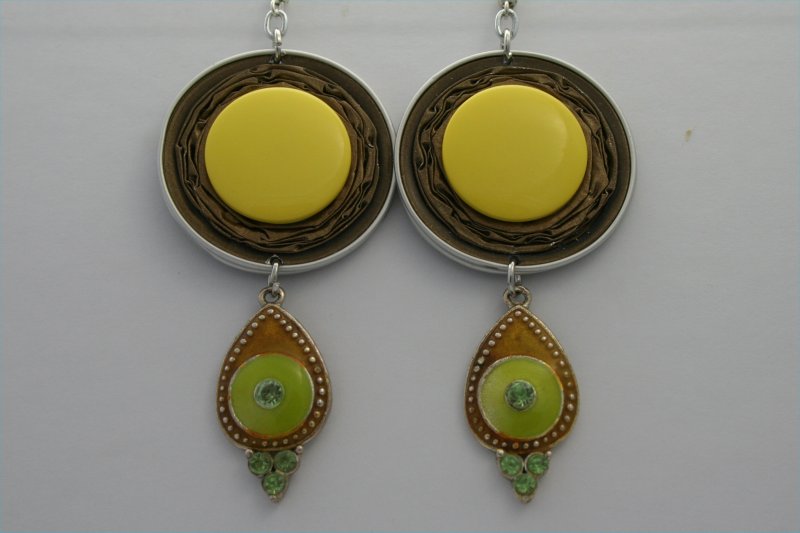 boucles d'oreilles capsules très légères pour oreilles percées(diamètre de la capsule : 2.5 cm)jaune, vert, marron clair sur capsules de café mordorées,agrémentées de boutons et d'éléments de bijoux de récupération.