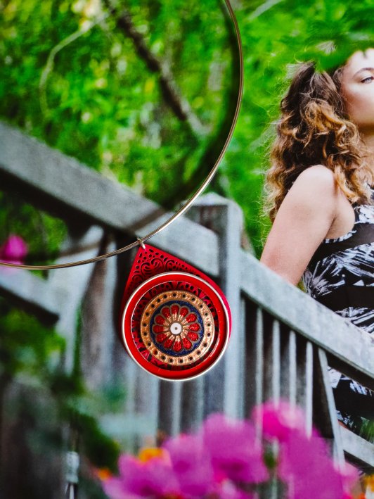 pendentif réalisé avec capsule de café et élément émaillé de récupération , vendu avec tour de cou