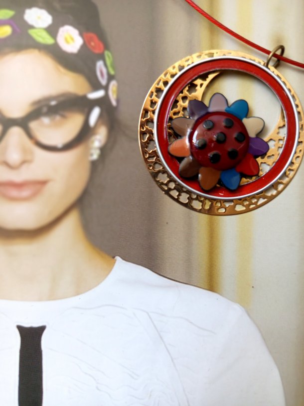 Pendentif capsule de café et son estampe filigranée agrémentée d'un élément de récupération (vendu avec tour de cou)