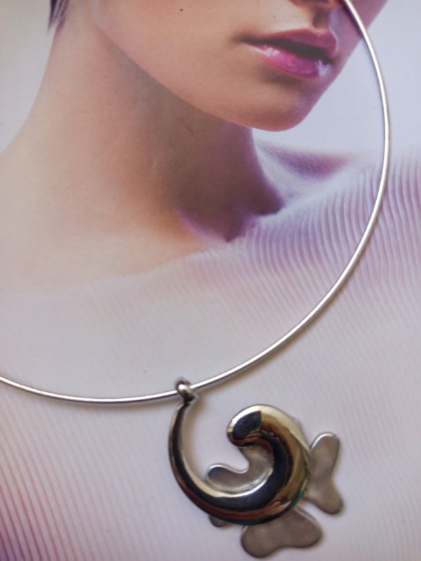 Pendentif  réalisé à partir d'éléments de récupération(vendu avec tour de cou)