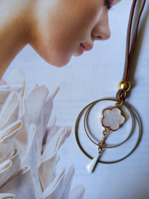 Collier-sautoir réalisé avec des éléments de récupération, monté sur lacet cuir ,réglable en longueur par perle coulissante
