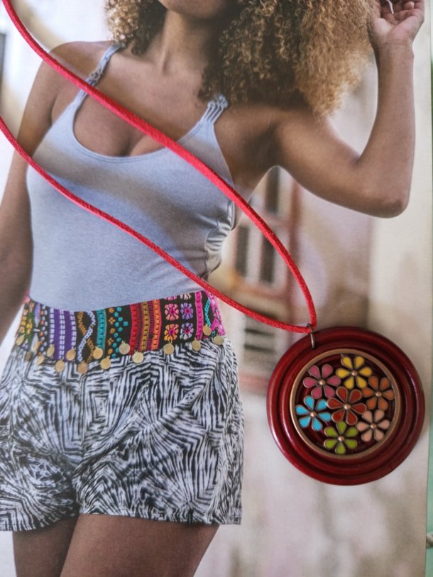 Collier-sautoir réalisé avec des éléments de récupération, monté sur lacet cuir ,réglable en longueur par perle coulissante