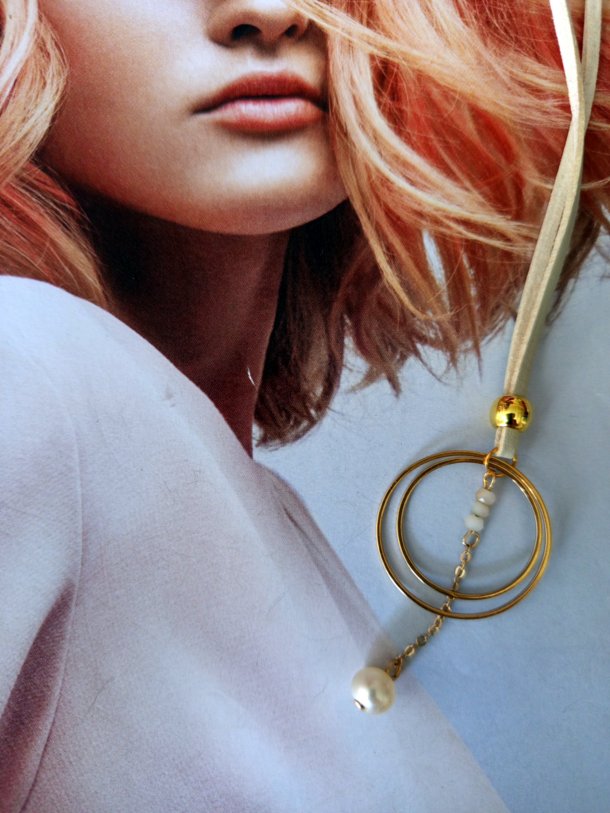 Collier-sautoir réalisé avec des éléments de récupération, monté sur lacet cuir ,réglable en longueur par perle coulissante