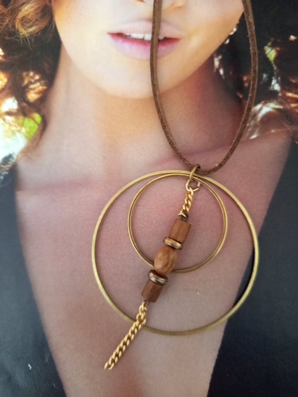 Collier-sautoir réalisé avec des éléments de récupération, monté sur lacet cuir ,réglable en longueur par perle coulissante