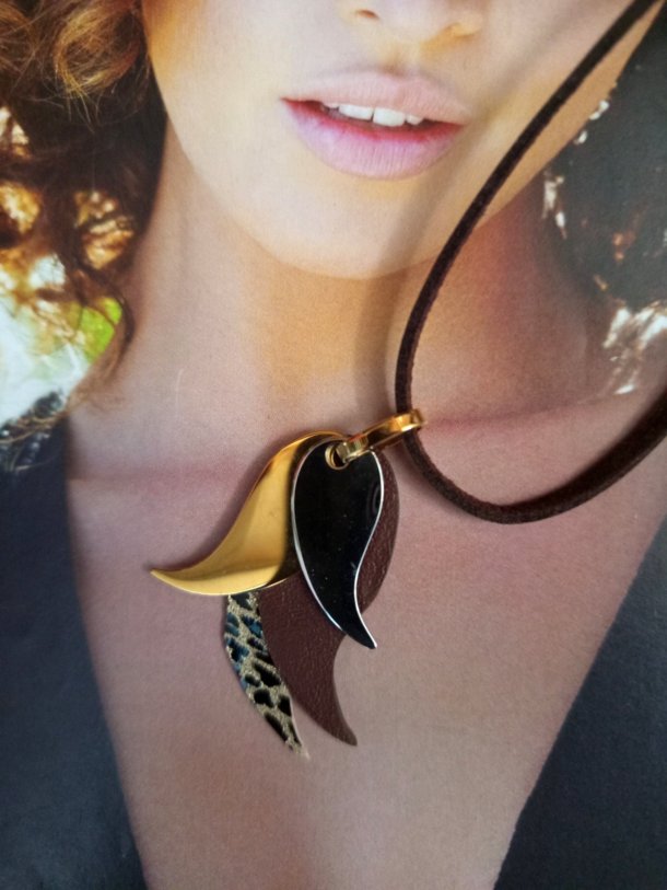 Collier-sautoir réalisé avec des éléments de récupération, monté sur lacet cuir ,réglable en longueur par perle coulissante