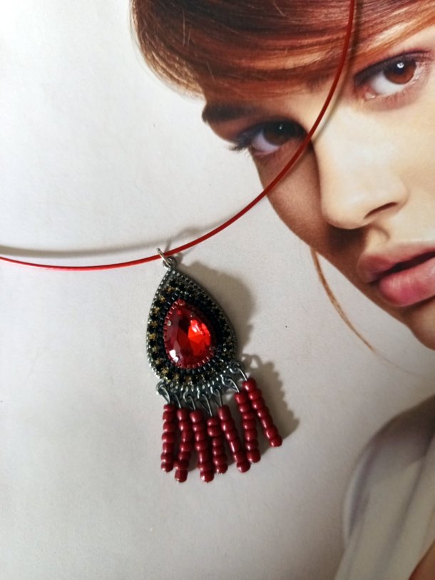 Pendentif réalisé à partir d'éléments de récupération(vendu avec tour de cou)