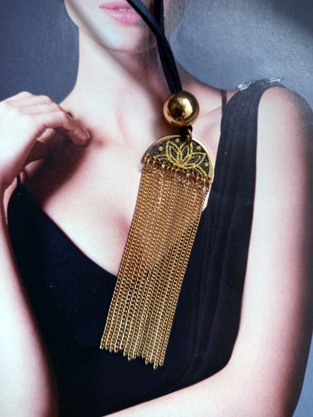 *pendentif r&eacute;alis&eacute; avec divers &eacute;l&eacute;ments de r&eacute;cup&eacute;ration, mont&eacute; sur lacet de cuir , r&eacute;glable en longueur par perle coulissante