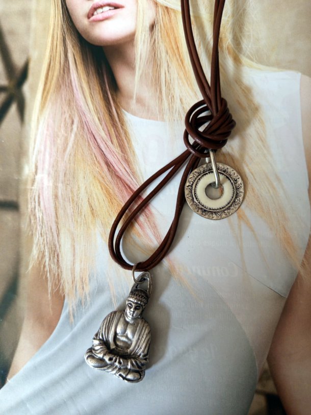 pendentif "bouddha" r&eacute;alis&eacute; avec divers &eacute;l&eacute;ments de r&eacute;cup&eacute;ration, mont&eacute; sur lacet de cuir