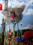 Petite broche choutte-papillon réalisée avec divers éléments de récupération