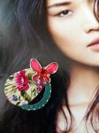 Broche papillon réalisée à partir de divers éléments de récupération