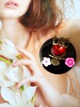 Petite broche chouette  réalisée à partir de divers éléments de récupération