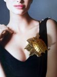 Adorable petite broche tortue réalisée avec divers éléments de récupération