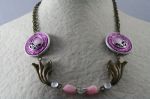 collier bronze et vieux rose réalisé avec 2 capsules de café et des bijoux de récupération (motifs bronze, perles roses et strass blancs, émail vieux rose.