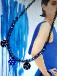 collier petites perles de verre , petits pois bleus et noirs, plein de lumière et de fraîcheur!