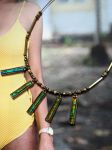 Collier (environ 45cm) , réalisé avec perles irisées de récupération , monté sur câble