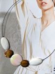 Jeu d'ombres et de lumières pour les amateurs de nacre. Collier à base de perles de récupération