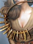 Jeu d'ombres et de lumières pour les amateurs de nacre. Collier à base de perles de récupération
