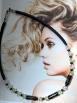 Collier aux teintes pastel, très douces , à l'esprit japonisant, réalisé avec perles de récupération, monté sur câble recouvert de bunacord