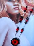 Collier rouge et noir (environ 52cm)réalisé avec capsule de café, coquelicot émail et perles de récupération , monté sur serpentine.
