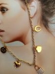 Collier breloques réalisé à base de récupération diverse