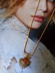 Collier réalisé avec des éléments de récupération, monté sur chainette dorée