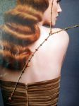 Collier réalisé avec des éléments de récupération, monté sur chainette dorée