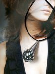 Collier-sautoir réalisé avec perle de récupération, monté sur lacet cuir ,réglable en longueur par perle coulissante