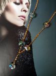 Collier réalisé avec de ravissantes perles de récupération montées sur chaînette dorée