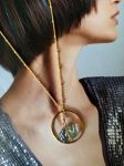 Collier réalisé avec des éléments de récupération, monté sur chainette dorée