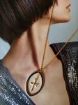 Collier réalisé avec des éléments de récupération, monté sur chainette dorée
