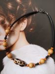 Collier réalisé avec perles de récupération, monté sur câble recouvert de bunacord