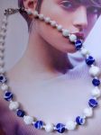 Collier r&eacute;alis&eacute; avec perles de r&eacute;cup&eacute;ration, mont&eacute; sur c&acirc;ble