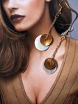 Boucles d'oreilles en nacre réalisées avec divers éléments de récupération, pour oreilles percées