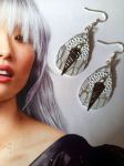 Boucles d'oreilles réalisées avec cuir et éléments de récupération, pour oreilles percées