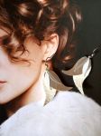 Boucles d'oreilles réalisées avec cuir et éléments de récupération, pour oreilles percées