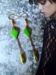 Boucles d'oreilles réalisées avec éléments de récupération, pour oreilles percées