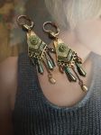 Boucles d'oreilles réalisées avec éléments de récupération, pour oreilles percées