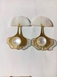 Boucles nacre et acier, r&eacute;alis&eacute;es &agrave; base de r&eacute;cup&eacute;ration (oreilles perc&eacute;es ou non).