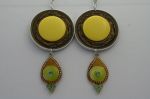 boucles d'oreilles capsules très légères pour oreilles percées(diamètre de la capsule : 2.5 cm)jaune, vert, marron clair sur capsules de café mordorées,agrémentées de boutons et d'éléments de bijoux de récupération.
