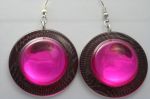 boucles d'oreilles capsules très légères pour oreilles percées(diamètre de la capsule : 2.5 cm)cabochons fushia sur support capsules rayées bordeaux.