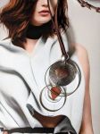 Collier-sautoir réalisé avec des éléments de récupération, monté sur lacet cuir ,réglable en longueur par perle coulissante